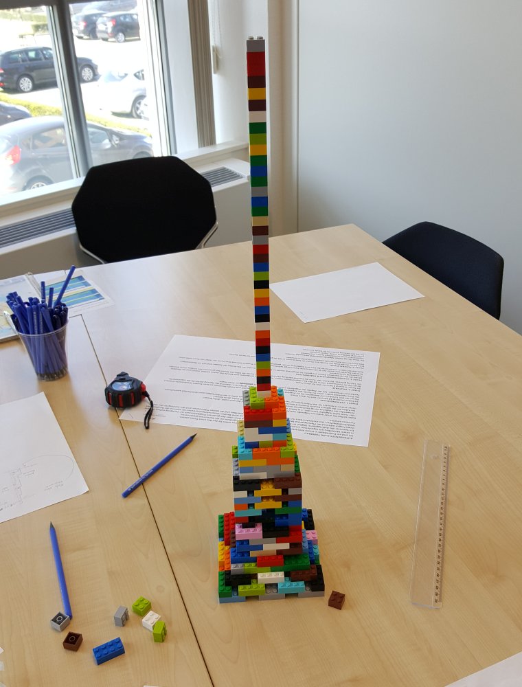 Dieser Lego-Turm ist das Ergebnis einer Gruppenübung beim Bewerbertag in Lingen