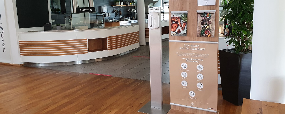 Desinfektionsmittelspender und Zusammen sicher genießen Banner in dem AO-Restaurant 27 Desinfektionsmittelspender und Zusammen sicher genießen Banner