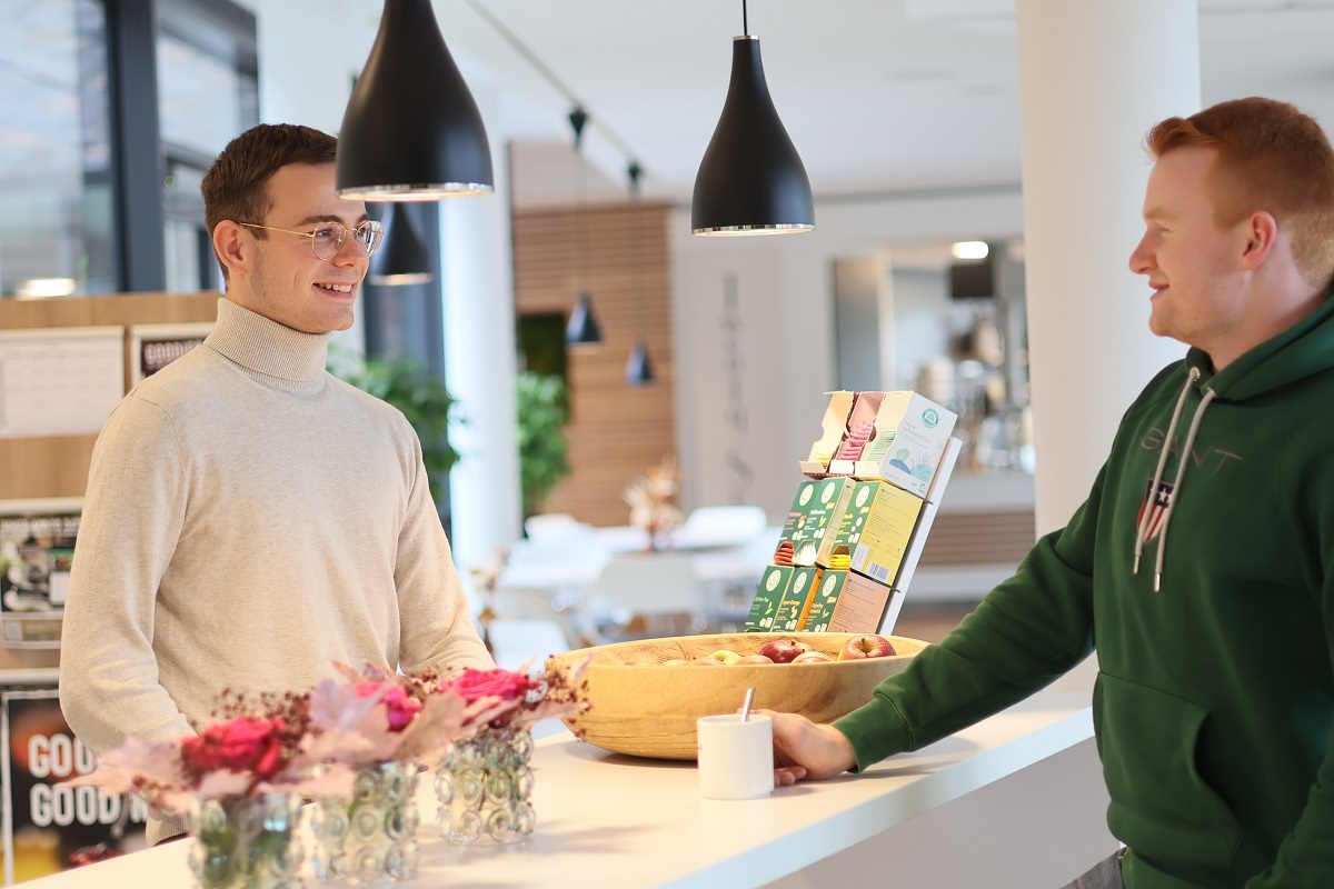 Gespräch zweier Azubis im Betriebsrestaurant Twenty Seven