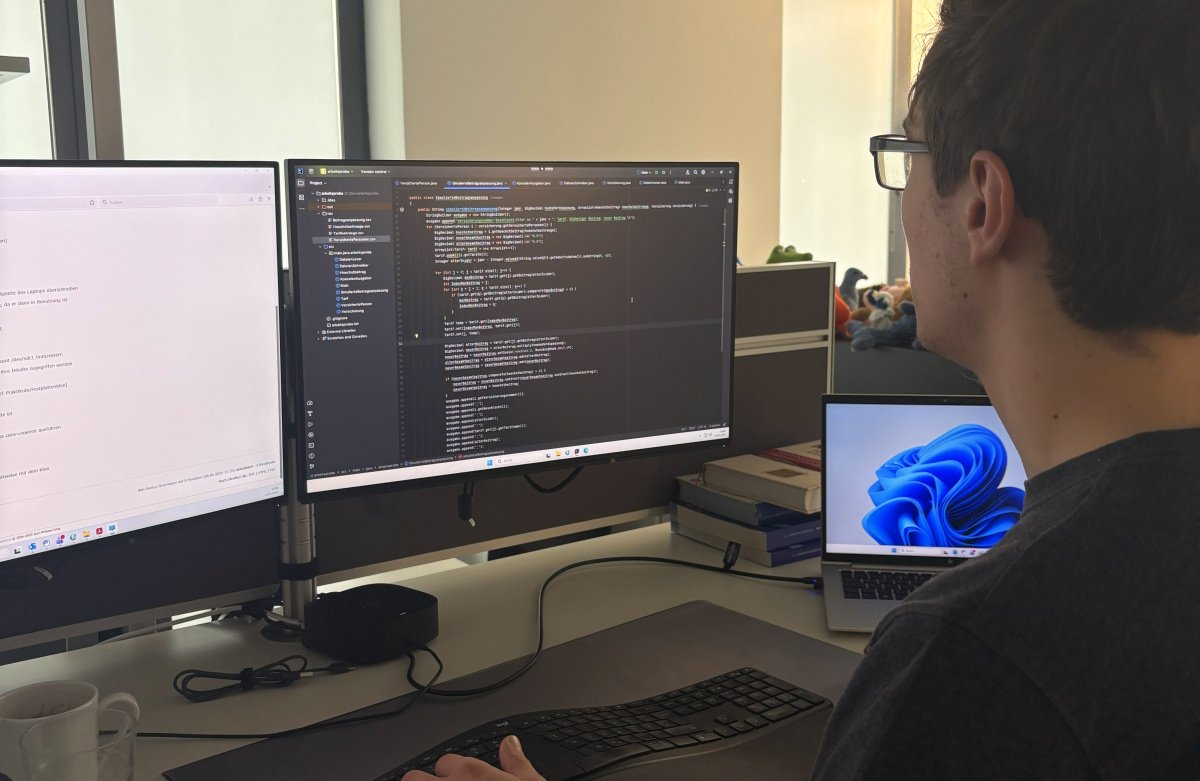 IT-Azubi bei der Programmierung im Azubi-Büro in Vechta