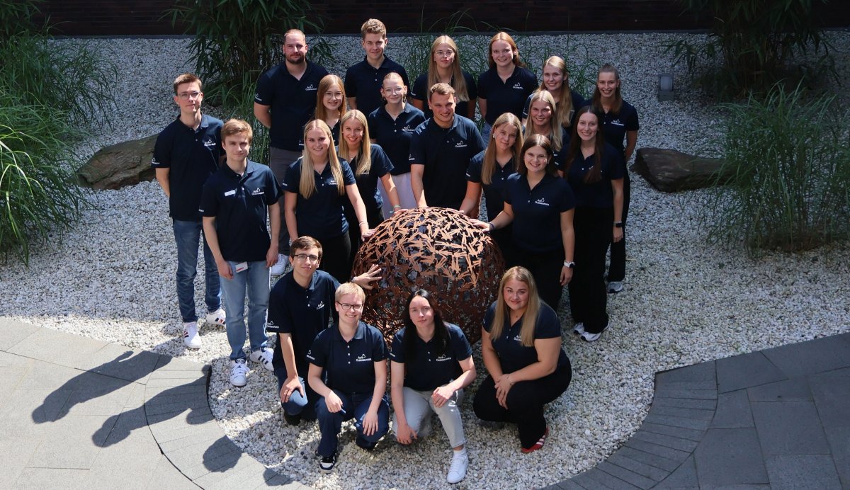 Alle AOzubis im Innenhof der ALTE OLDENBURGER in Vechta (August 2025)